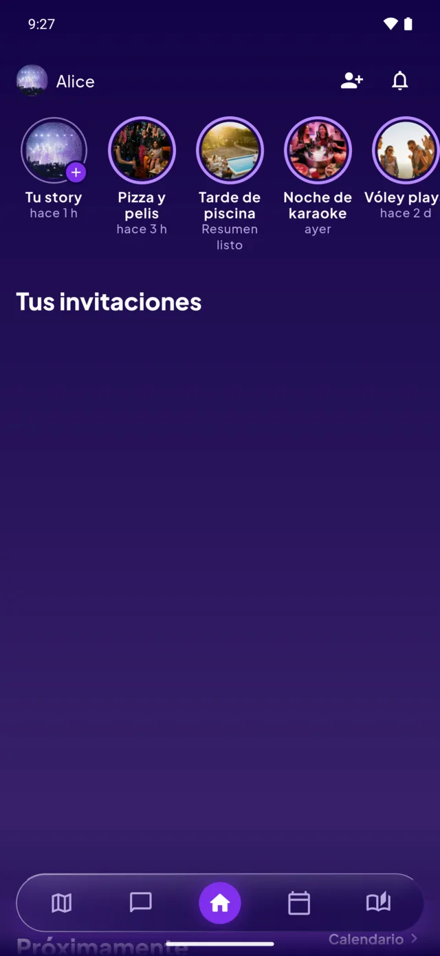La pantalla de inicio de AmidAmi: las stories de los amigos arriba, luego el montón de invitaciones con cuántos eventos esperan tu respuesta, y la barra de navegación.