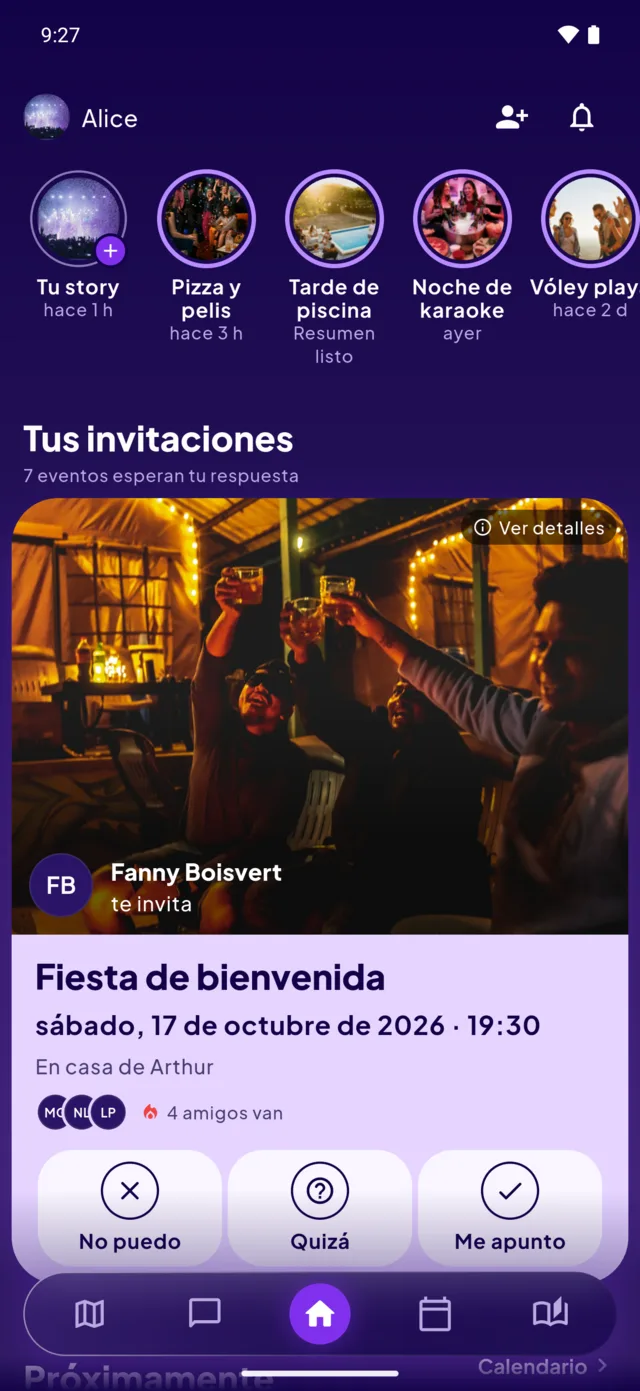 La pantalla de inicio de AmidAmi: las stories de los amigos arriba, luego una invitación a una fiesta de bienvenida, con las tres respuestas — no puedo, quizá, me apunto.