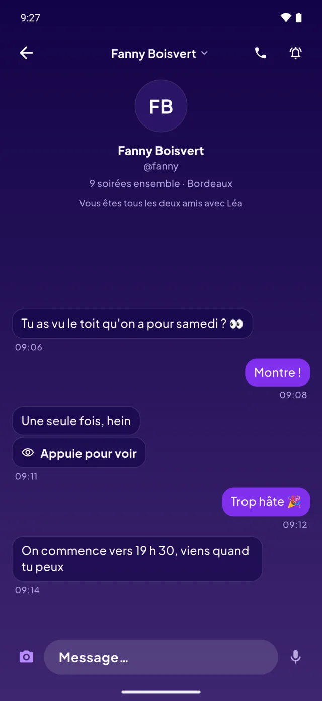 Une discussion privée où une photo en vue unique s’annonce par « Appuie pour voir ».