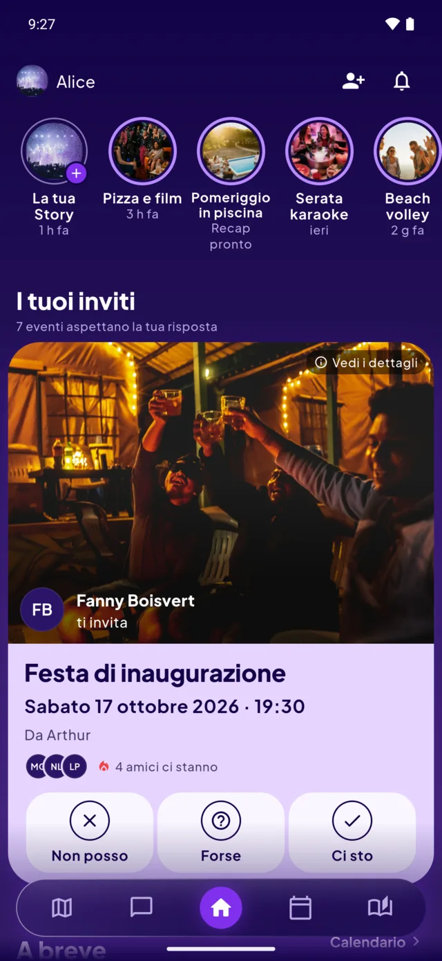 La schermata iniziale di AmidAmi: le storie degli amici in alto, poi un invito a una festa di inaugurazione, con le tre risposte — non posso, forse, ci sto.