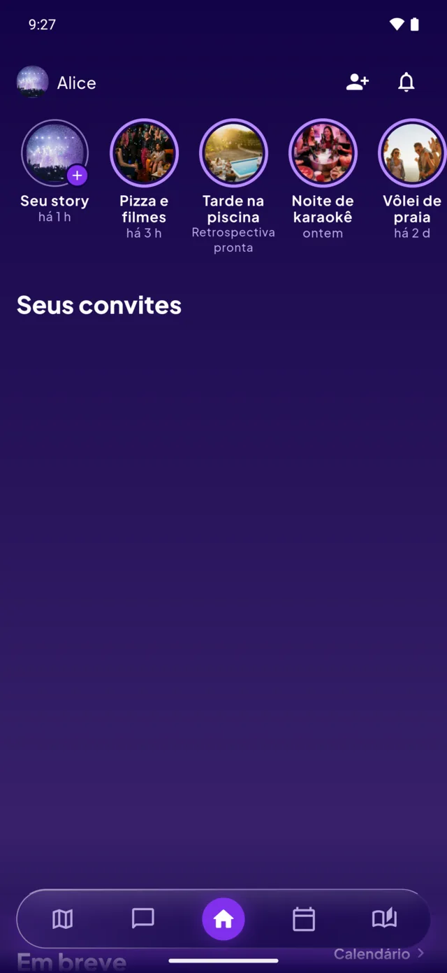 A tela inicial do AmidAmi: os stories dos amigos no topo, depois a pilha de convites com quantos eventos esperam sua resposta, e a barra de navegação.