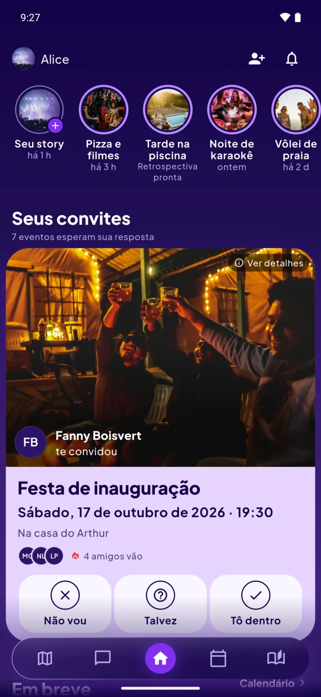 A tela inicial do AmidAmi: os stories dos amigos no topo, depois um convite para uma festa de inauguração, com as três respostas — não vou, talvez, tô dentro.